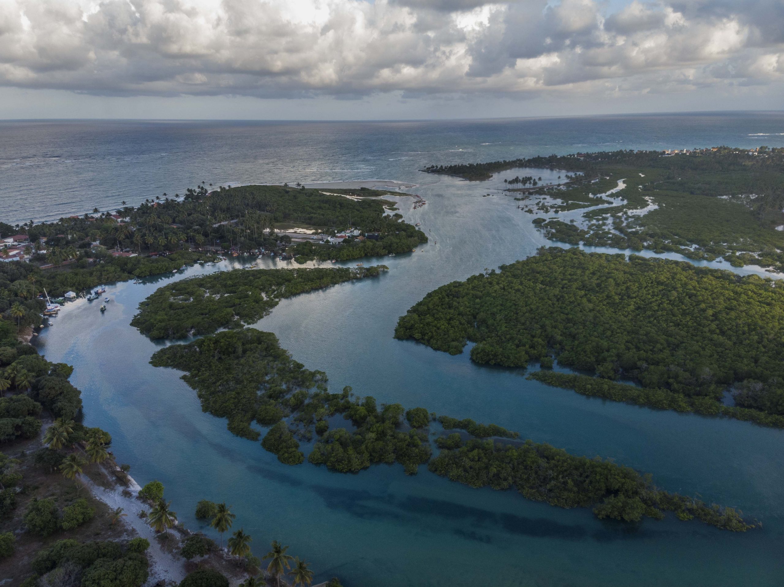 Rio Ipojuca em seu encontro com o mar. Porto de Galinhas, Pernambuco