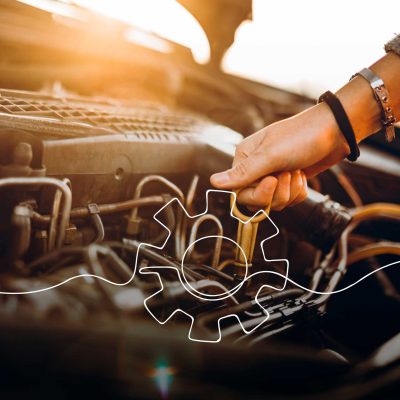 Mulher em curso de mecânica automotiva